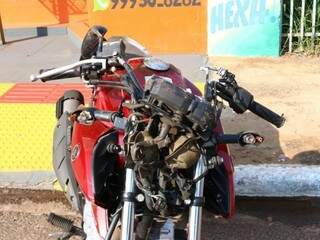 Uma das motocicletas envolvidas no acidente ficou destruída (Foto: Henrique Kawaminami) 