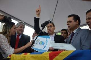 Em ato simbólico ao lado de vereadores, Alcides Bernal recebe a &quot;chave&quot; da Prefeitura (Foto: Vanessa Tamires)
