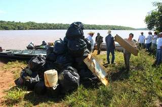 Lixo retirado em pouco mais de duas horas em ação conjunta da PMA com a prefeitura e voluntários da região. (Foto: Fernando Antunes)