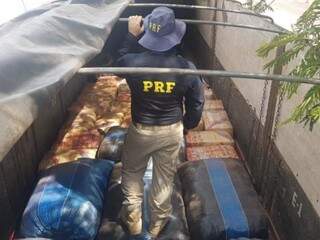 Motorista, o caminhão e a carga de vestuário foram trazidos para a Receita Federal de Corumbá. (Foto: Divulgação/PRF)