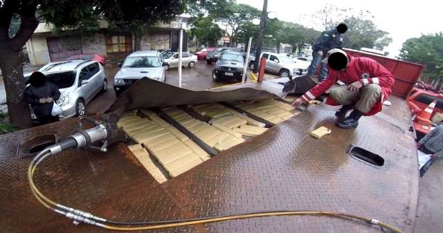 Pol&iacute;cia Federal apreende 1 tonelada de maconha escondida em carreta