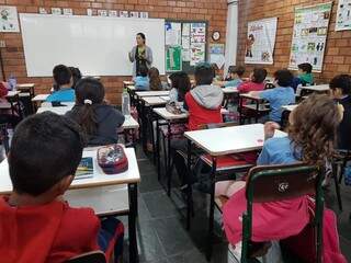 Alunos do 3º ano da Escola Municipal Danda Nunes voltaram animados para sala (Foto: Mirian Machado)