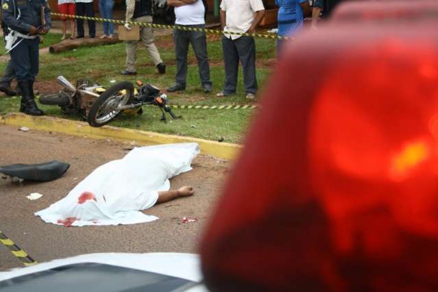 Jovem perde controle da moto, arranca placa de sinaliza&ccedil;&atilde;o e morre