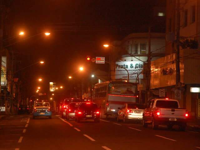  Passar em sinal vermelho ap&oacute;s as 20h n&atilde;o gera multa
