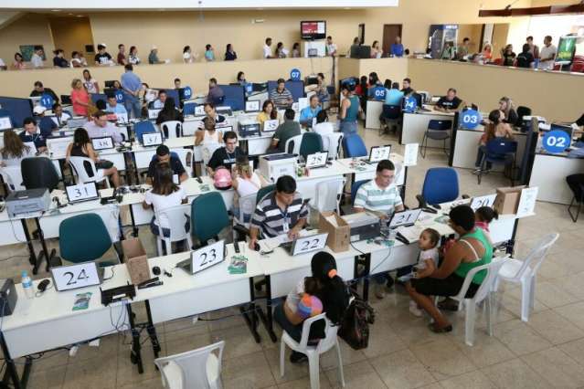Eleitores esperam at&eacute; 3 horas para regularizar t&iacute;tulo e votar neste ano