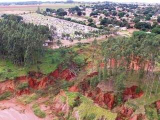 Erosão do bairro Vitória, em Ivinhema, ameaça engolir casas e cemitério (Foto: Ivinotícias)