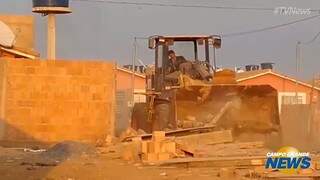 Construções irregulares em áreas invadidas no Celina Jallad são demolidas