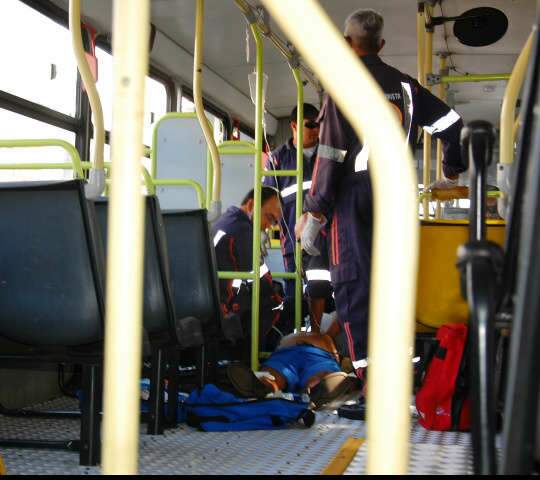  Idoso enfarta em &ocirc;nibus e mobiliza viaturas do Samu e Bombeiros