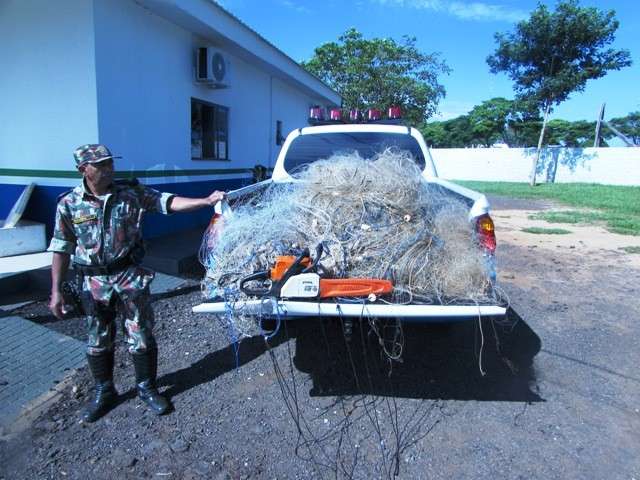 Pol&iacute;cia Ambiental retira 1 quil&ocirc;metro de redes de pesca do rio Paran&aacute;