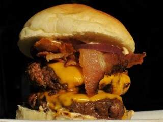 Lanche com dois hambúrgueres de carne vermelha, cheddar e bacon. (Foto: Alcides Neto)