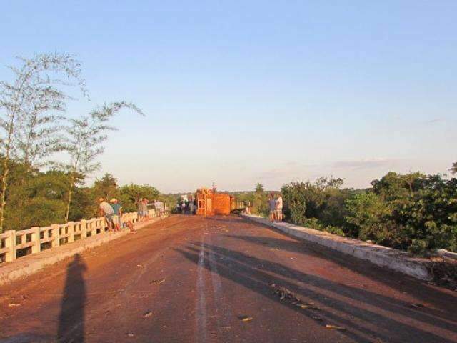 Tr&aacute;fego &eacute; liberado no trecho onde carreta tombou na MS-157