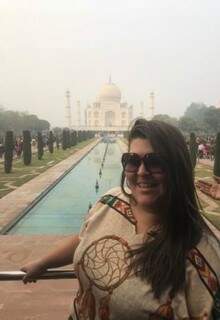 Priscila  e o Taj Mahal, uma das sete maravilhas do mundo. (Foto: Acervo Pessoal)