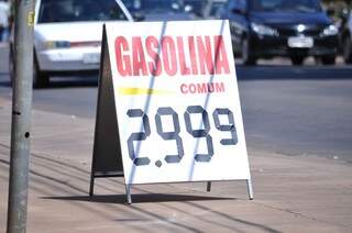 A gasolina que antes era comercializada por R$ 3,49 em Campo Grande, agora pode ser encontrada por até R$ 2,99. (Foto: Marcelo Calazans)