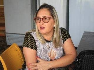 Vanessa é trabalha com confeitaria e ajuda o esposo a vender os espetinhos (Foto: Marina Pacheco)