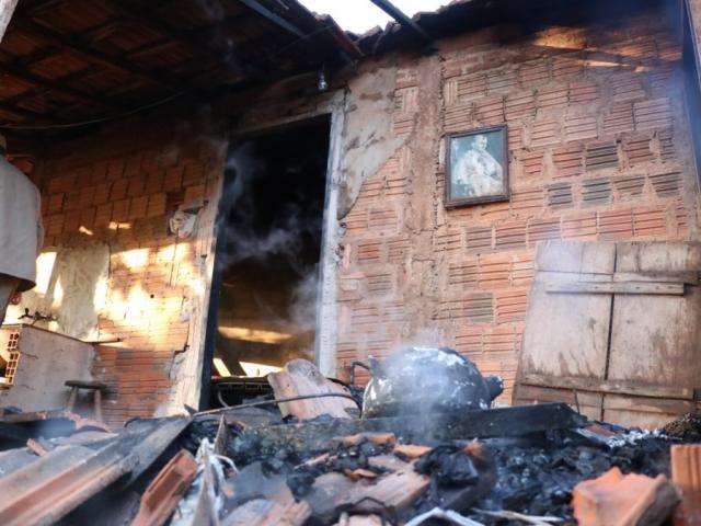 Inc&ecirc;ndio toma conta de resid&ecirc;ncia e deixa estrutura comprometida 