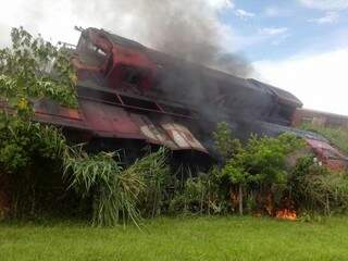 O trem descarrilado; uma da máquinas chegou a pegar fogo. (Foto: TL Notícias)