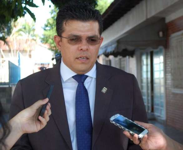 Olarte fala em unificar secretarias e pegar empr&eacute;stimo para pagar 13&ordf;