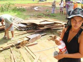 Jenifer Benites de Souza, que tem dois filhos e, junto com o marido, tenta reerguer o barraco no terreno do bairro Vespasiano Martins. (Foto: Marcos Ermínio)