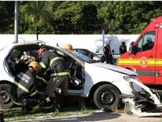 No dia 9 de fevereiro, bombeiros atenderam acidente grave na Avenida Duque de Caxias  (Foto: Kisie Ainoã)