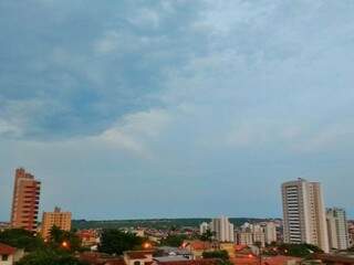 Céu de Campo Grande amanheceu nublado, após temporal de ontem. (Foto: André Bittar)