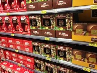 Mercados vendem ovos de chocolate de sabores e preços variados (Foto: Elci Holsback)  