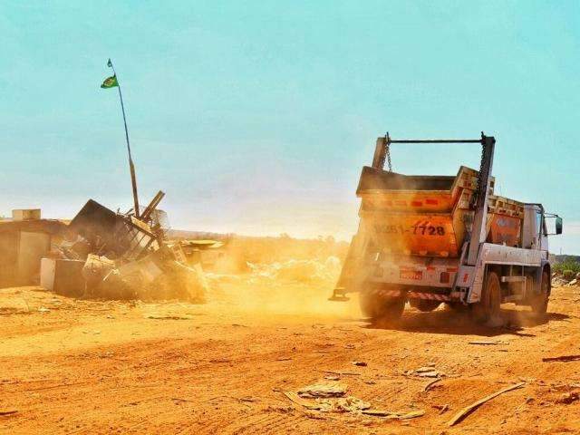 Sem fiscaliza&ccedil;&atilde;o, uso de ca&ccedil;ambas de entulho em obras vira bagun&ccedil;a