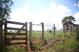 A porteira não leva cadeado, mas o pequeno cemitério é separado das propriedades em volta por uma cerca (Foto: Paulo Francis)