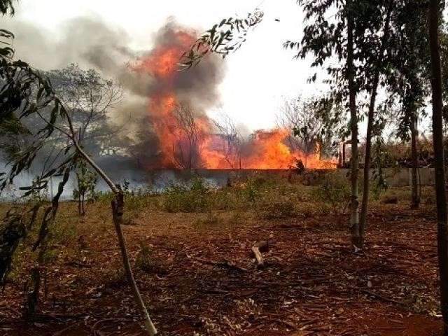 Inc&ecirc;ndio atinge madeireira que j&aacute; foi motivo de preocupa&ccedil;&atilde;o a vizinhos