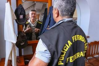 José Melquiades Velasques vestindo seu antigo colete de policial federal ferroviário (Foto: Henrique Kawaminami)