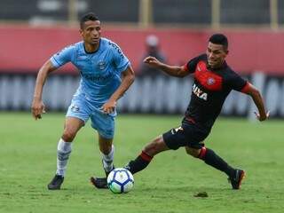 Lance de Vitória e Grêmio; empate sem gols é ruim para os dois clubes, que dependem de outros resultados para seus planos em 2019. (Foto: Lucas Uebel/Grêmio FBPA)