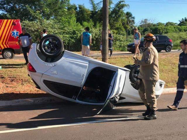 Condutor que voltava de baile de Carnaval tenta desviar de bueiro e capota carro