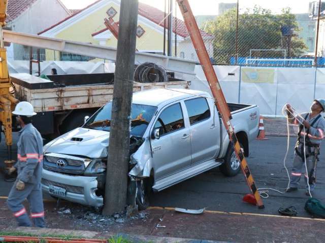 Motorista bate caminhonete em poste e foge do local de acidente 