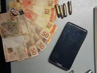 Em poder do bandido, policial militar apreendeu celular, dinheiro e revólver (Foto: Clayton Macedo)
