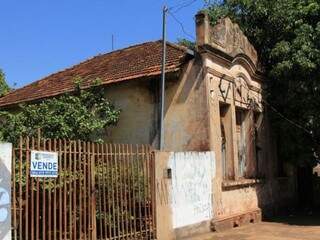 Da lateral, foto mostra prédio antigo, alvo de tombamento, na rua Antônio Maria Coelho. (Foto: Marina Pacheco).