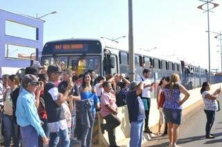 Vários ônibus pararam  no Terminal Morenão, passageiros se indignaram e protestaram pela retomada das viagens; paralisação durou 40 minutos (Foto:Alcides Neto)
