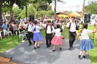 Artesanato, comidas e bebidas típicas, além de dança e músicas andinas fazem parte do evento todo 2º domingo do mês (Fotos: João Garrigó)