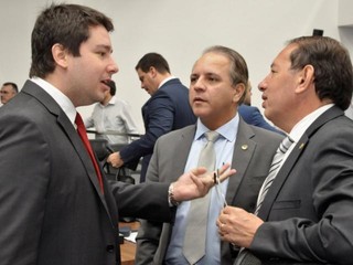Deputados João Henrique Catan (PR), Carlos Alberto David (PSL) e Gerson Claro (PP), durante sessão (Foto: Assessoria/ALMS)
