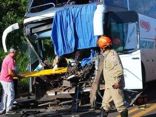 Acidente entre carreta e ônibus deixa motorista e passageiros feridos Acidente entre carreta e ônibus deixa motorista e passageiros feridos