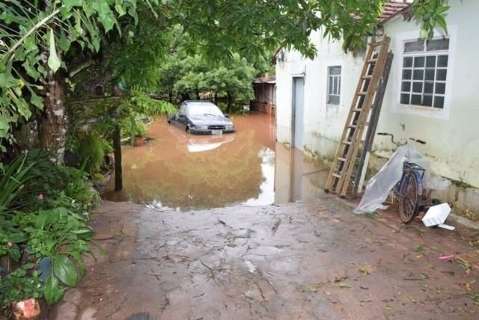 Chuva desabriga 30 famílias e prefeito estuda decretar emergência