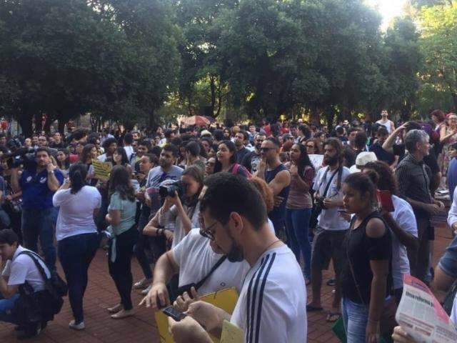 Estudantes se concentram em pra&ccedil;a para passeata contra cortes na UFMS