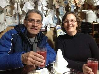 Manuel e Denice no restaurante Donde El Gordito, em Puerto Varas. (Foto:Acervo Pessoal)