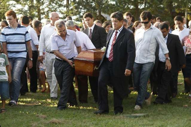 Sil&ecirc;ncio e l&aacute;grimas marcam sepultamento de empres&aacute;rio