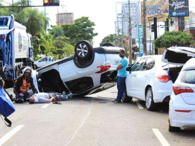 Motorista &eacute; fechado, atinge carros e capota na Avenida Afonso Pena 