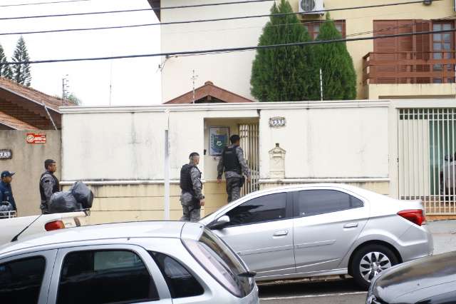 Juiz converte em preventiva pris&atilde;o de policial flagrado com arma irregular