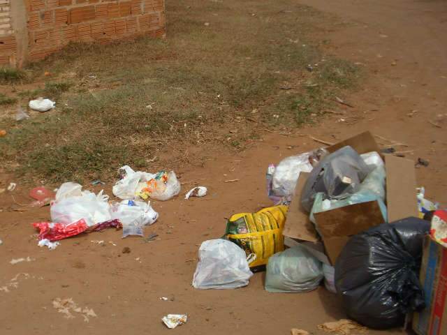  Leitor reclama de sacos de lixo revirados no bairro Itamarac&aacute; 