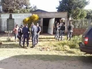 Polícia na casa onde ocorreu a tragédia. Foto: Graziela Rezende