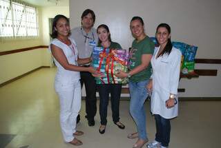 Professores e estagiários entregam mamadeiras e fraldas à Santa Casa. (Foto: Divulgação)