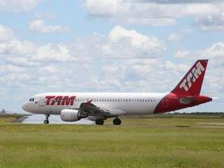 Aeronave da Latam no pátio do Aeroporto de Campo Grande (Foto: Marcos Ermínio/Arquivo)