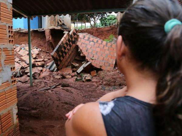No Z&eacute; Pereira, muro cai, provoca deslizamento e moradora se recusa a sair