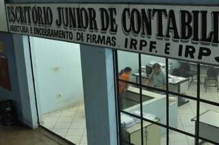 Hoje apenas agência de publicidade, escritório de contabilidade e advocacia funcionam no piso superior. (Foto: Alcides Neto)